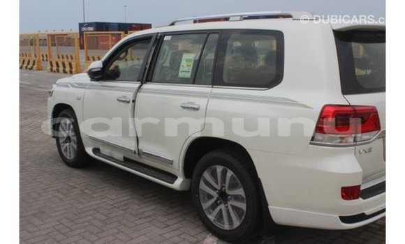 Buy Import Toyota Land Cruiser White Car in Import - Dubai in Region of Bouenza Buy Import Toyota Land Cruiser White Car in Import - Dubai in Region of Bouenza