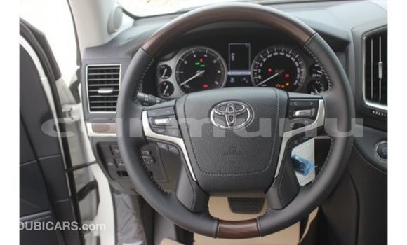 Buy Import Toyota Land Cruiser White Car in Import - Dubai in Region of Bouenza Buy Import Toyota Land Cruiser White Car in Import - Dubai in Region of Bouenza
