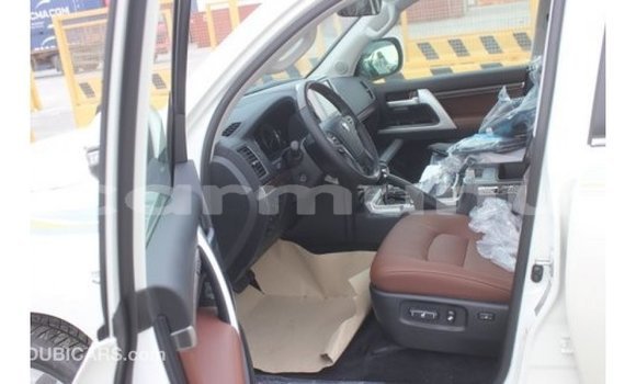 Buy Import Toyota Land Cruiser White Car in Import - Dubai in Region of Bouenza Buy Import Toyota Land Cruiser White Car in Import - Dubai in Region of Bouenza