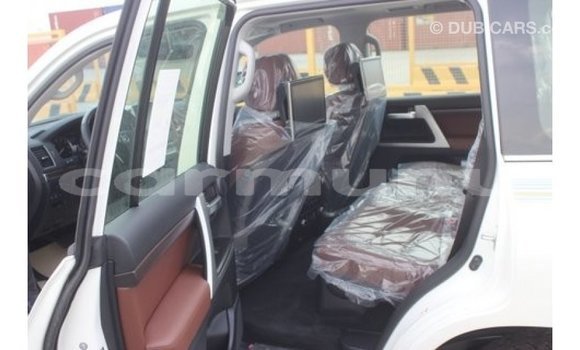 Buy Import Toyota Land Cruiser White Car in Import - Dubai in Region of Bouenza Buy Import Toyota Land Cruiser White Car in Import - Dubai in Region of Bouenza