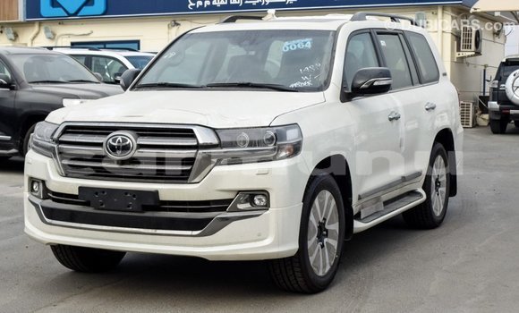 Buy Import Toyota Land Cruiser White Car in Import - Dubai in Region of Bouenza Buy Import Toyota Land Cruiser White Car in Import - Dubai in Region of Bouenza