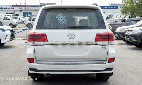 Buy Import Toyota Land Cruiser White Car in Import - Dubai in Region of Bouenza Buy Import Toyota Land Cruiser White Car in Import - Dubai in Region of Bouenza