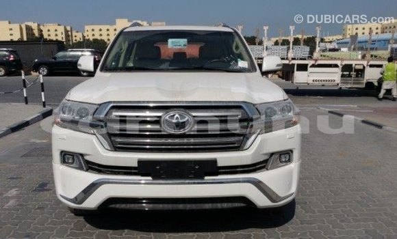 Acheter Import Voiture Toyota Land Cruiser Blanc à Import - Dubai, Région de la Bouenza Acheter Import Voiture Toyota Land Cruiser Blanc à Import - Dubai, Région de la Bouenza
