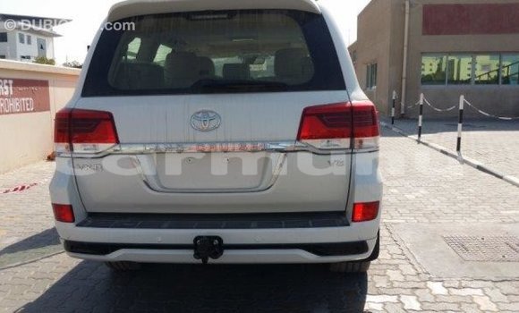 Acheter Import Voiture Toyota Land Cruiser Blanc à Import - Dubai, Région de la Bouenza Acheter Import Voiture Toyota Land Cruiser Blanc à Import - Dubai, Région de la Bouenza