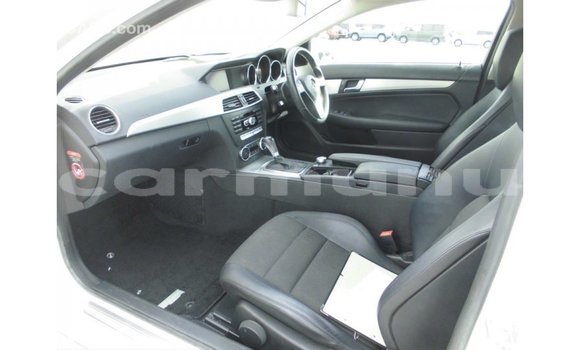 Buy Import Mercedes-Benz 190 White Car in Import - Dubai in Region of Bouenza Buy Import Mercedes-Benz 190 White Car in Import - Dubai in Region of Bouenza