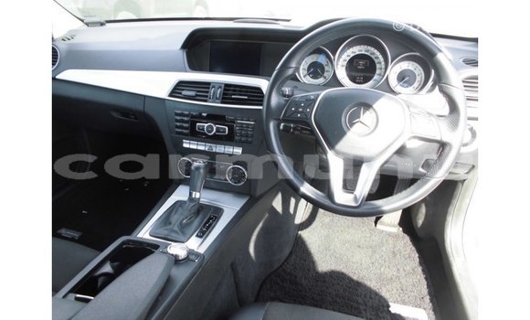 Buy Import Mercedes-Benz 190 White Car in Import - Dubai in Region of Bouenza Buy Import Mercedes-Benz 190 White Car in Import - Dubai in Region of Bouenza