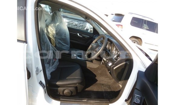 Buy Import Mercedes-Benz 200 White Car in Import - Dubai in Region of Bouenza Buy Import Mercedes-Benz 200 White Car in Import - Dubai in Region of Bouenza