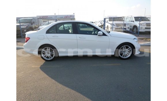 Buy Import Mercedes-Benz 200 White Car in Import - Dubai in Region of Bouenza Buy Import Mercedes-Benz 200 White Car in Import - Dubai in Region of Bouenza