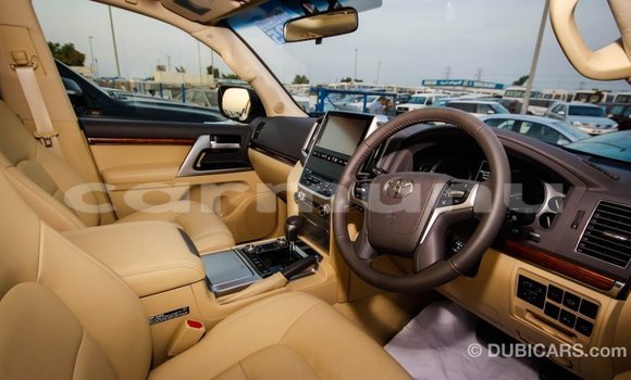 Buy Import Toyota Land Cruiser White Car in Import - Dubai in Region of Bouenza Buy Import Toyota Land Cruiser White Car in Import - Dubai in Region of Bouenza