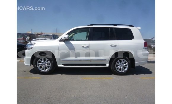 Acheter Import Voiture Toyota Land Cruiser Blanc à Import - Dubai, Région de la Bouenza Acheter Import Voiture Toyota Land Cruiser Blanc à Import - Dubai, Région de la Bouenza