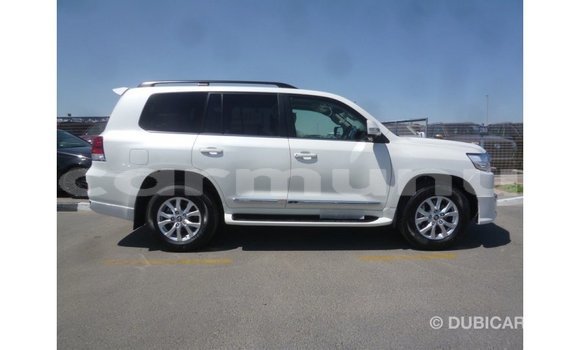 Acheter Import Voiture Toyota Land Cruiser Blanc à Import - Dubai, Région de la Bouenza Acheter Import Voiture Toyota Land Cruiser Blanc à Import - Dubai, Région de la Bouenza
