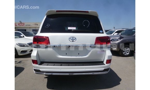 Acheter Import Voiture Toyota Land Cruiser Blanc à Import - Dubai, Région de la Bouenza Acheter Import Voiture Toyota Land Cruiser Blanc à Import - Dubai, Région de la Bouenza
