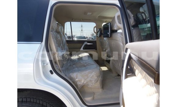 Acheter Import Voiture Toyota Land Cruiser Blanc à Import - Dubai, Région de la Bouenza Acheter Import Voiture Toyota Land Cruiser Blanc à Import - Dubai, Région de la Bouenza
