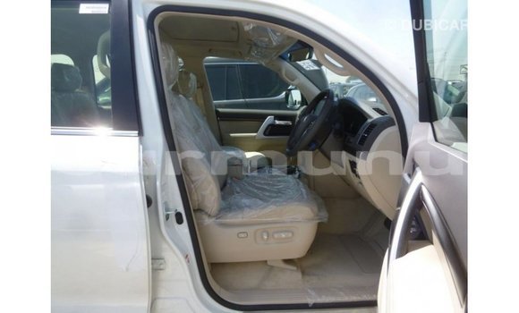 Acheter Import Voiture Toyota Land Cruiser Blanc à Import - Dubai, Région de la Bouenza Acheter Import Voiture Toyota Land Cruiser Blanc à Import - Dubai, Région de la Bouenza
