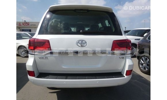 Buy Import Toyota Land Cruiser White Car in Import - Dubai in Region of Bouenza Buy Import Toyota Land Cruiser White Car in Import - Dubai in Region of Bouenza