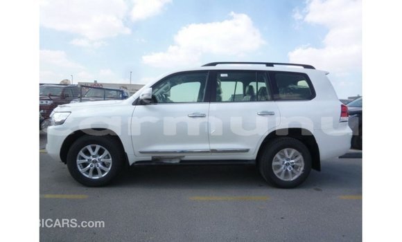 Buy Import Toyota Land Cruiser White Car in Import - Dubai in Region of Bouenza Buy Import Toyota Land Cruiser White Car in Import - Dubai in Region of Bouenza