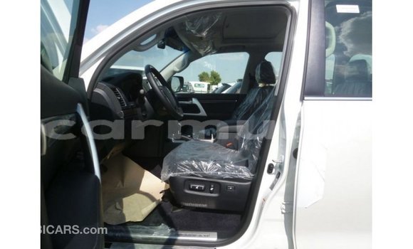Buy Import Toyota Land Cruiser White Car in Import - Dubai in Region of Bouenza Buy Import Toyota Land Cruiser White Car in Import - Dubai in Region of Bouenza