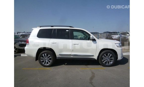 Acheter Import Voiture Toyota Land Cruiser Blanc à Import - Dubai, Région de la Bouenza Acheter Import Voiture Toyota Land Cruiser Blanc à Import - Dubai, Région de la Bouenza