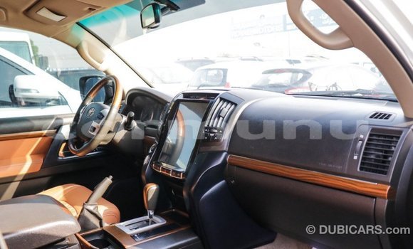 Buy Import Toyota Land Cruiser White Car in Import - Dubai in Region of Bouenza Buy Import Toyota Land Cruiser White Car in Import - Dubai in Region of Bouenza