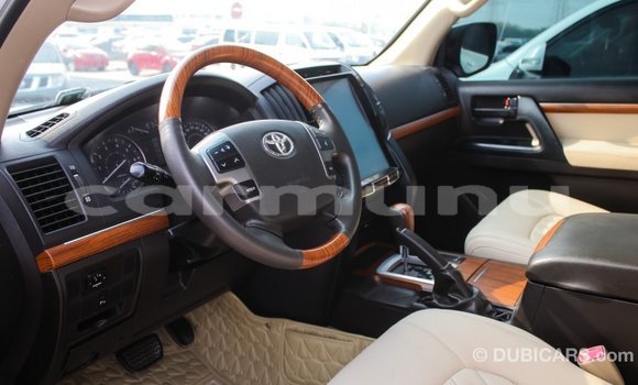 Buy Import Toyota Land Cruiser White Car in Import - Dubai in Region of Bouenza Buy Import Toyota Land Cruiser White Car in Import - Dubai in Region of Bouenza