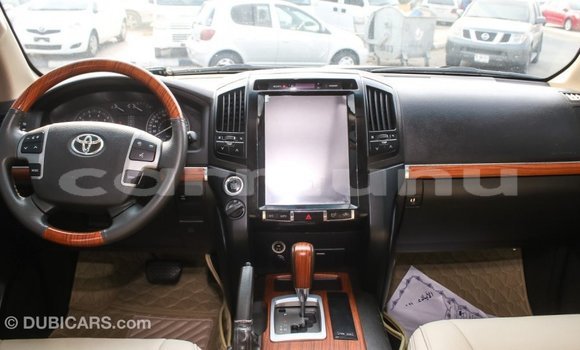 Buy Import Toyota Land Cruiser White Car in Import - Dubai in Region of Bouenza Buy Import Toyota Land Cruiser White Car in Import - Dubai in Region of Bouenza