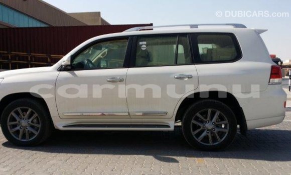 Acheter Import Voiture Toyota Land Cruiser Blanc à Import - Dubai, Région de la Bouenza Acheter Import Voiture Toyota Land Cruiser Blanc à Import - Dubai, Région de la Bouenza