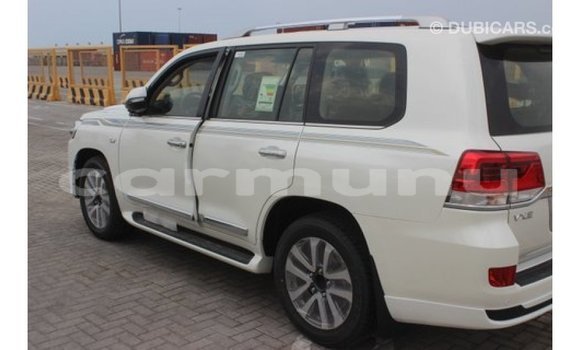 Buy Import Toyota Land Cruiser White Car in Import - Dubai in Region of Bouenza Buy Import Toyota Land Cruiser White Car in Import - Dubai in Region of Bouenza