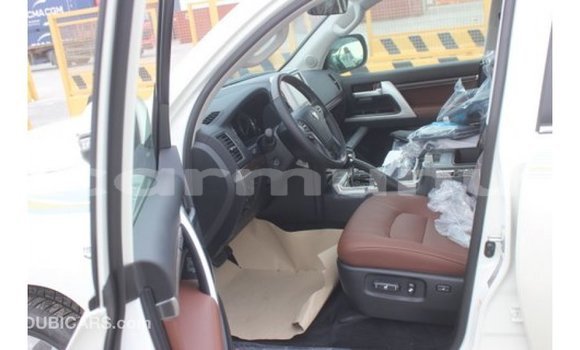 Buy Import Toyota Land Cruiser White Car in Import - Dubai in Region of Bouenza Buy Import Toyota Land Cruiser White Car in Import - Dubai in Region of Bouenza