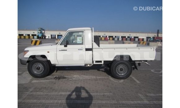 Acheter Import Voiture Toyota Land Cruiser Blanc à Import - Dubai, Région de la Bouenza Acheter Import Voiture Toyota Land Cruiser Blanc à Import - Dubai, Région de la Bouenza
