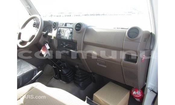 Acheter Import Voiture Toyota Land Cruiser Blanc à Import - Dubai, Région de la Bouenza Acheter Import Voiture Toyota Land Cruiser Blanc à Import - Dubai, Région de la Bouenza