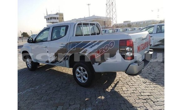 Acheter Import Voiture Mitsubishi L200 Blanc à Import - Dubai, Région de la Bouenza Acheter Import Voiture Mitsubishi L200 Blanc à Import - Dubai, Région de la Bouenza