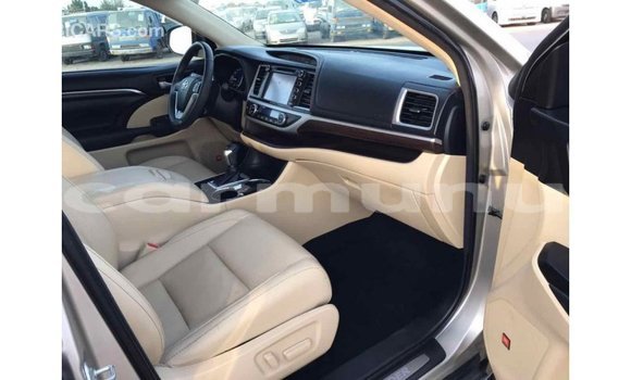Buy Import Toyota Highlander Beige Car in Import - Dubai in Region of Bouenza Buy Import Toyota Highlander Beige Car in Import - Dubai in Region of Bouenza
