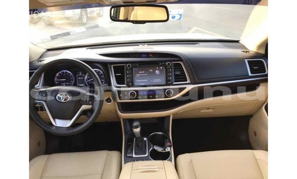 Buy Import Toyota Highlander Beige Car in Import - Dubai in Region of Bouenza Buy Import Toyota Highlander Beige Car in Import - Dubai in Region of Bouenza