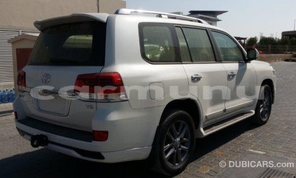 Acheter Import Voiture Toyota Land Cruiser Blanc à Import - Dubai, Région de la Bouenza Acheter Import Voiture Toyota Land Cruiser Blanc à Import - Dubai, Région de la Bouenza
