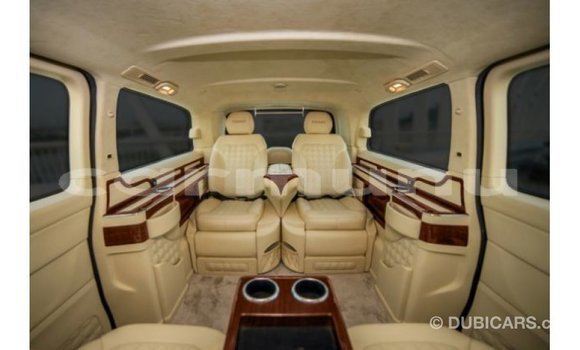 Acheter Import Voiture Mercedes-Benz 190 (W201) Noir à Import - Dubai, Région de la Bouenza