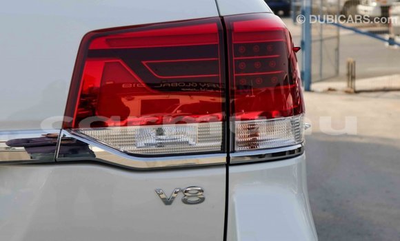 Acheter Import Voiture Toyota Land Cruiser Blanc à Import - Dubai, Région de la Bouenza Acheter Import Voiture Toyota Land Cruiser Blanc à Import - Dubai, Région de la Bouenza