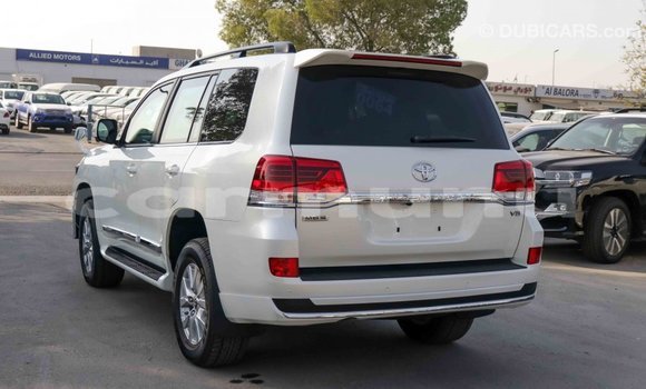 Acheter Import Voiture Toyota Land Cruiser Blanc à Import - Dubai, Région de la Bouenza Acheter Import Voiture Toyota Land Cruiser Blanc à Import - Dubai, Région de la Bouenza