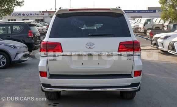 Acheter Import Voiture Toyota Land Cruiser Blanc à Import - Dubai, Région de la Bouenza Acheter Import Voiture Toyota Land Cruiser Blanc à Import - Dubai, Région de la Bouenza