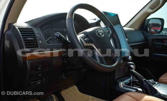 Buy Import Toyota Land Cruiser White Car in Import - Dubai in Region of Bouenza Buy Import Toyota Land Cruiser White Car in Import - Dubai in Region of Bouenza