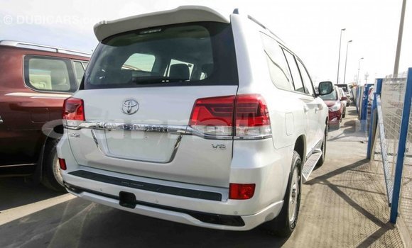 Acheter Import Voiture Toyota Land Cruiser Blanc à Import - Dubai, Région de la Bouenza Acheter Import Voiture Toyota Land Cruiser Blanc à Import - Dubai, Région de la Bouenza