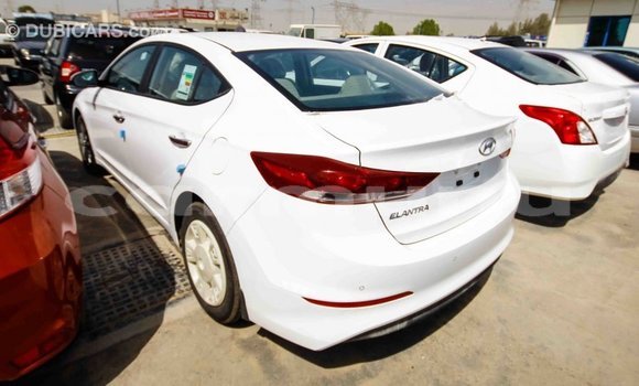 Acheter Import Voiture Hyundai Elantra Blanc à Import - Dubai, Région de la Bouenza Acheter Import Voiture Hyundai Elantra Blanc à Import - Dubai, Région de la Bouenza