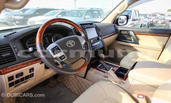 Buy Import Toyota Land Cruiser White Car in Import - Dubai in Region of Bouenza Buy Import Toyota Land Cruiser White Car in Import - Dubai in Region of Bouenza