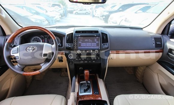 Buy Import Toyota Land Cruiser White Car in Import - Dubai in Region of Bouenza Buy Import Toyota Land Cruiser White Car in Import - Dubai in Region of Bouenza