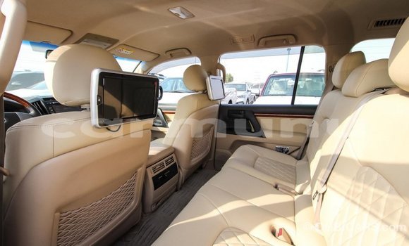 Buy Import Toyota Land Cruiser White Car in Import - Dubai in Region of Bouenza Buy Import Toyota Land Cruiser White Car in Import - Dubai in Region of Bouenza