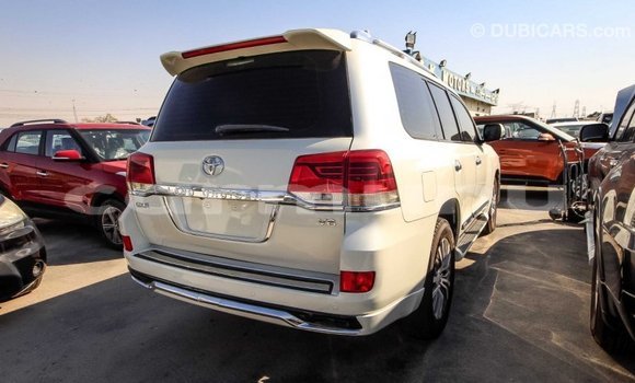 Acheter Import Voiture Toyota Land Cruiser Blanc à Import - Dubai, Région de la Bouenza Acheter Import Voiture Toyota Land Cruiser Blanc à Import - Dubai, Région de la Bouenza