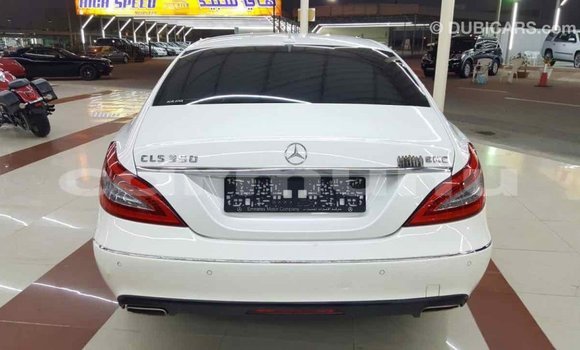 Buy Import Mercedes-Benz 190 (W201) White Car in Import - Dubai in Region of Bouenza Buy Import Mercedes-Benz 190 (W201) White Car in Import - Dubai in Region of Bouenza