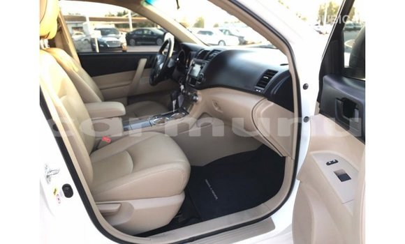 Buy Import Toyota Highlander White Car in Import - Dubai in Region of Bouenza Buy Import Toyota Highlander White Car in Import - Dubai in Region of Bouenza