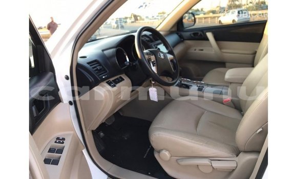Buy Import Toyota Highlander White Car in Import - Dubai in Region of Bouenza Buy Import Toyota Highlander White Car in Import - Dubai in Region of Bouenza
