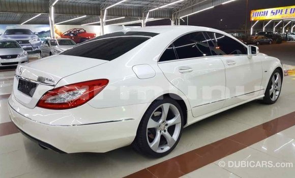 Buy Import Mercedes-Benz 190 (W201) White Car in Import - Dubai in Region of Bouenza Buy Import Mercedes-Benz 190 (W201) White Car in Import - Dubai in Region of Bouenza