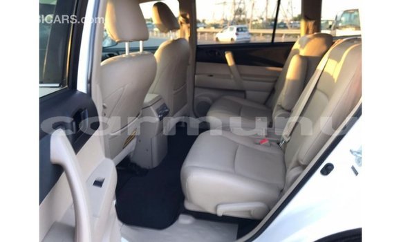 Buy Import Toyota Highlander White Car in Import - Dubai in Region of Bouenza Buy Import Toyota Highlander White Car in Import - Dubai in Region of Bouenza